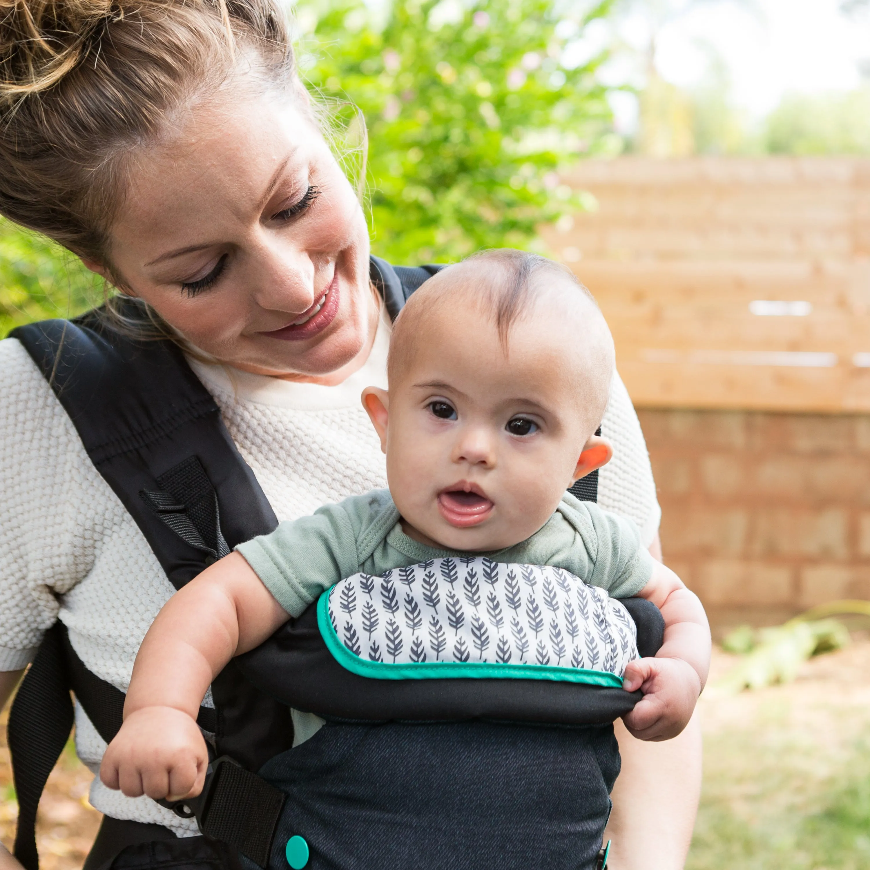 Flip™ 4-in-1 Convertible Carrier, Black