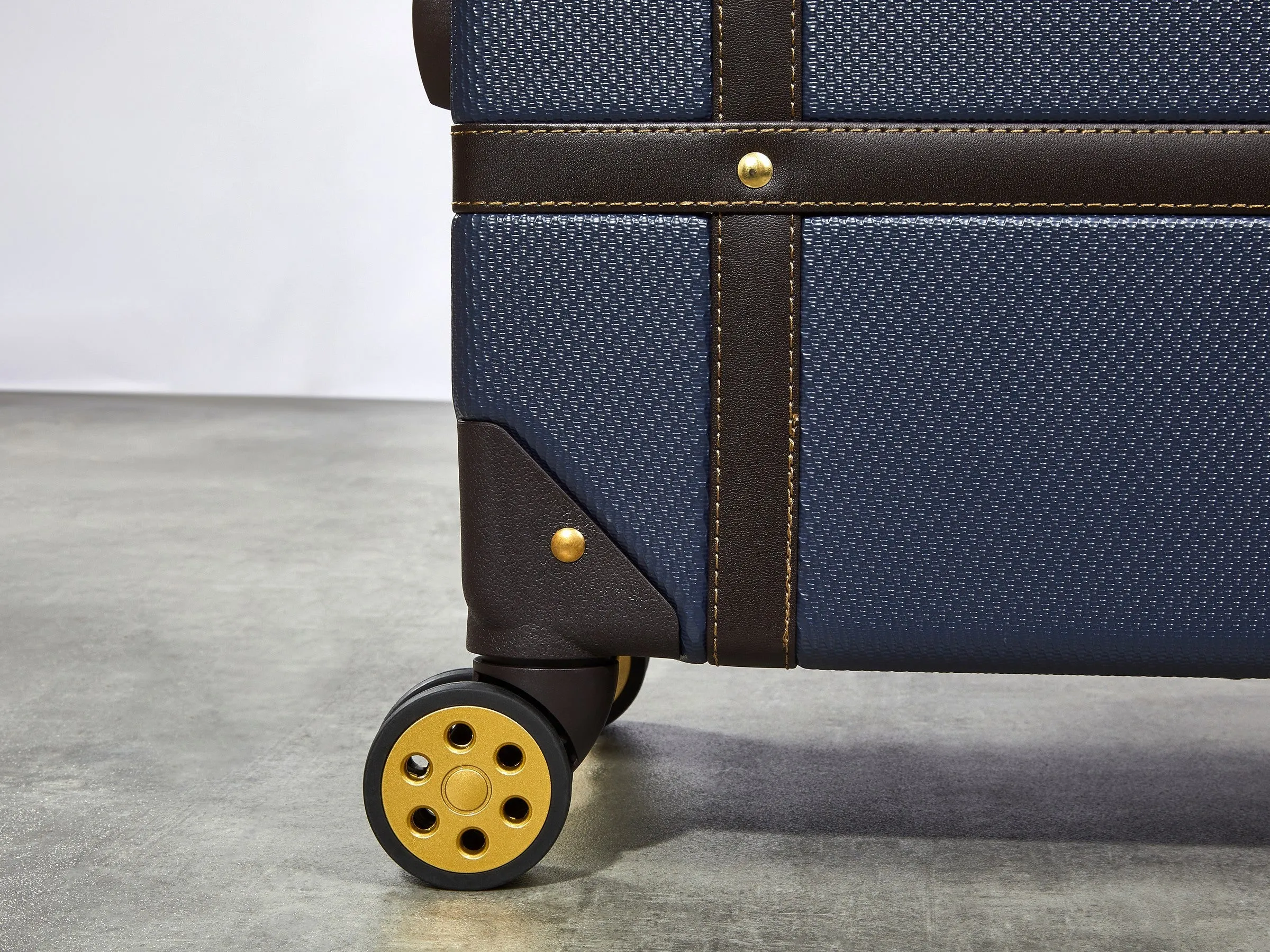 Rock Vintage Spinner Medium Suitcase 67cm - Navy